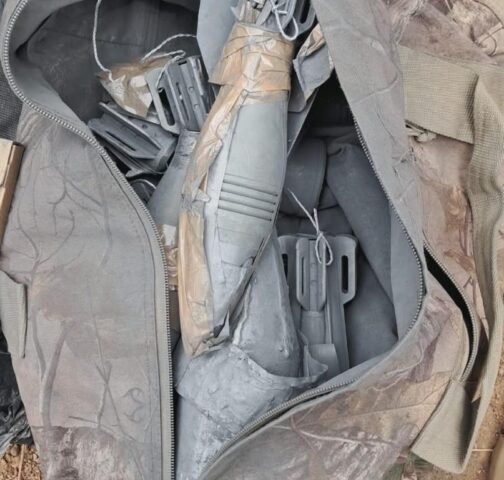 Aseguran vehículos, arma y explosivos en Madera