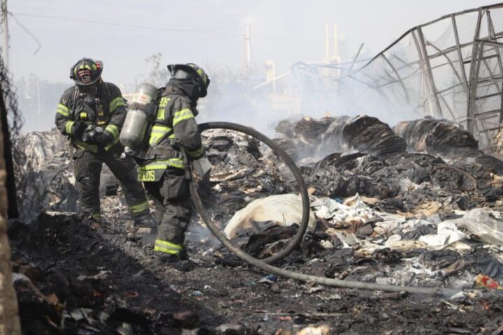 Bomberos sofocan incendio en recicladora de la Juan Pablo II y realizan labores de remoción