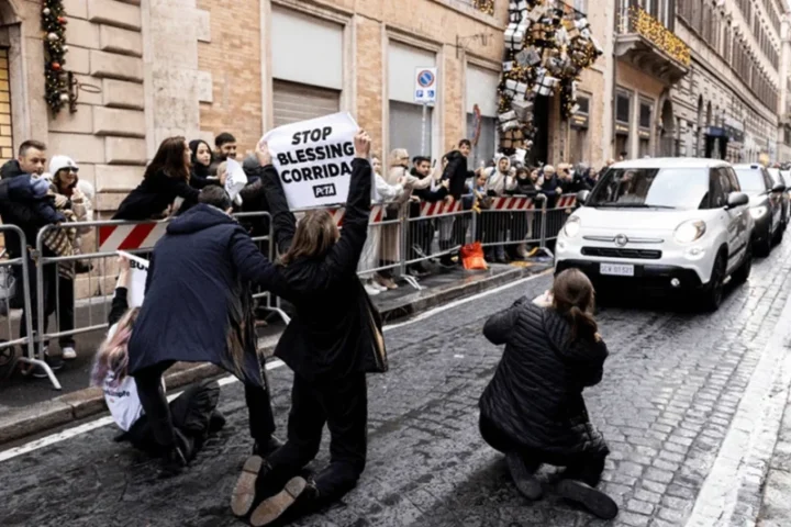 Simpatizantes de PETA detienen papamóvil para protestar contra la «aprobación» de la Iglesia a la tauromaquia