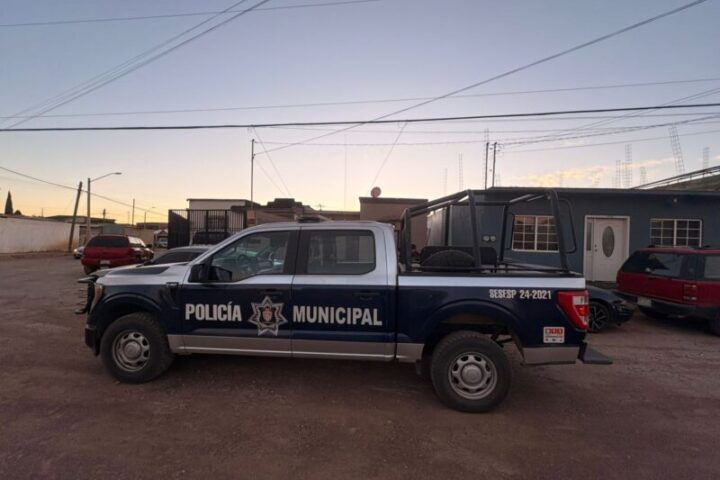 Captan en video presunto robo a vivienda en Sierra Azul
