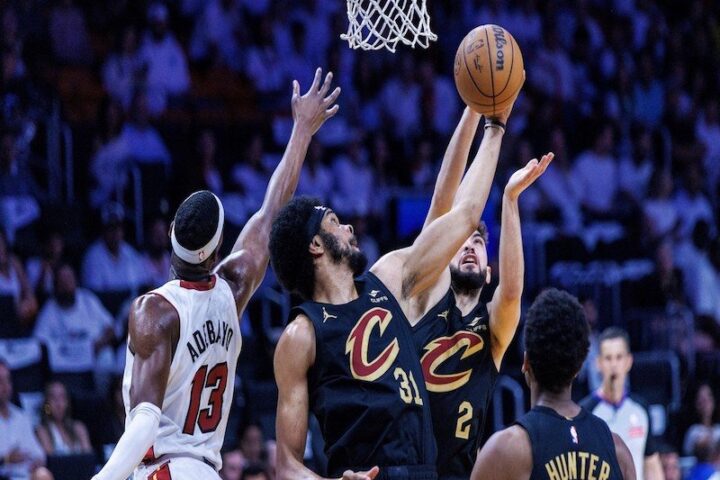 Cleveland sigue con vida en unos playoffs NBA llenos de dramatismo
