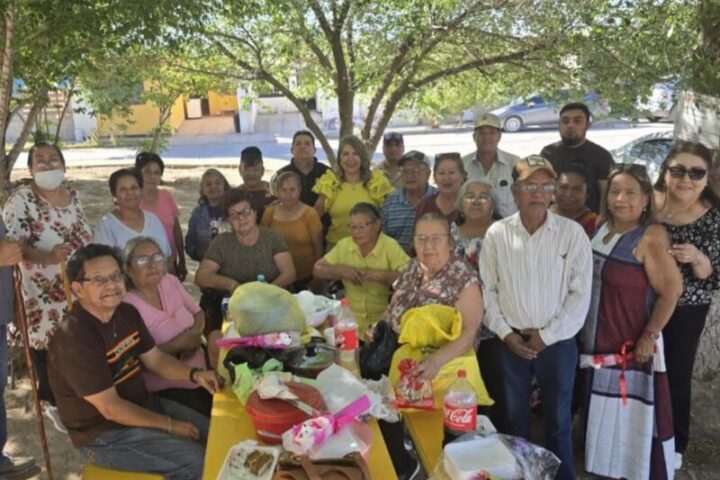 Continúa Rosana Díaz celebrando a las mamás del Distrito 4