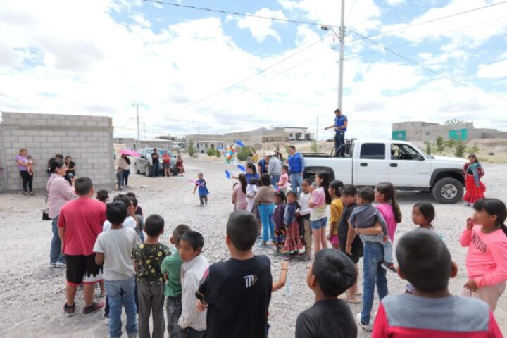 Festeja Arturo Zubía Día del Niño con familias de Camargo