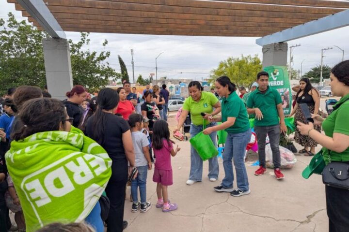 Festeja Rosario Ávila a menores de la colonia Sol de Oriente