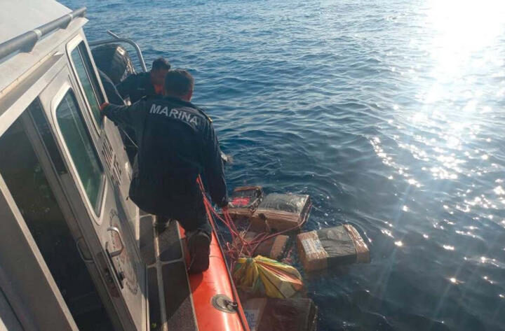 Golpe en altamar exhibe cargamento millonario de droga flotando frente a Oaxaca
