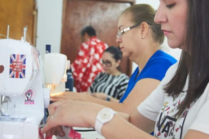 Imparten taller de confección a jefas de familia
