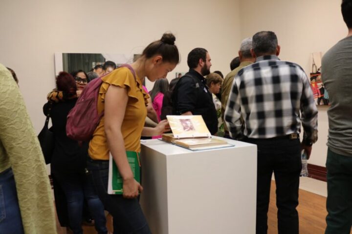Inaugura UACH exposición pictórica “Póstumo”