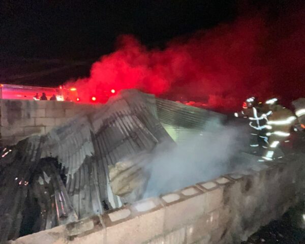 Localizan a hombre muerto en incendio dentro de aserradero