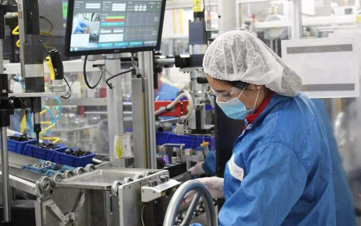 Madres mantienen largas jornadas laborales en México
