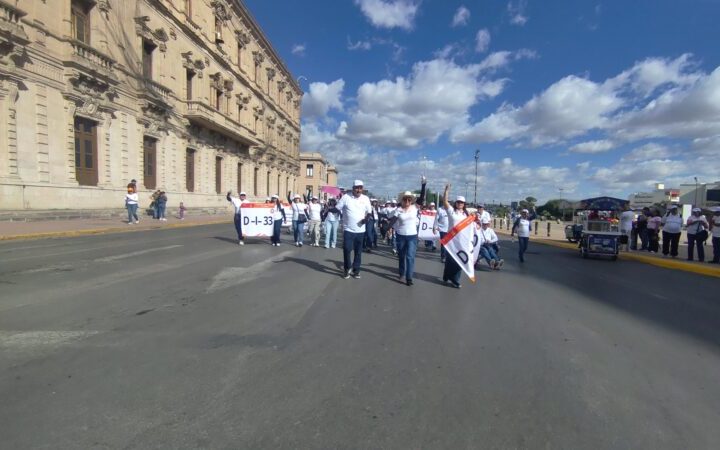 Marchan trabajadores en dos contingentes en Chihuahua