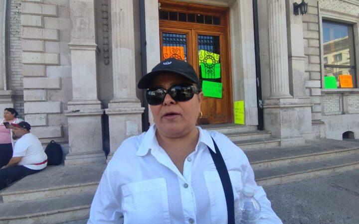 Trabajadores colocan pancartas en Rectoría de la UACH para exigir mejoras laborales