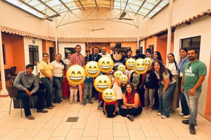 Universitarios celebran Día del Niño en casa hogar