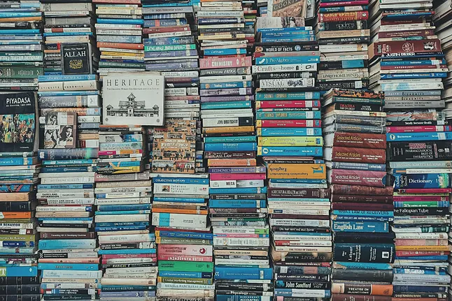 Anthropic destruyó millones de libros de papel para que Claude aprendiera a escribir