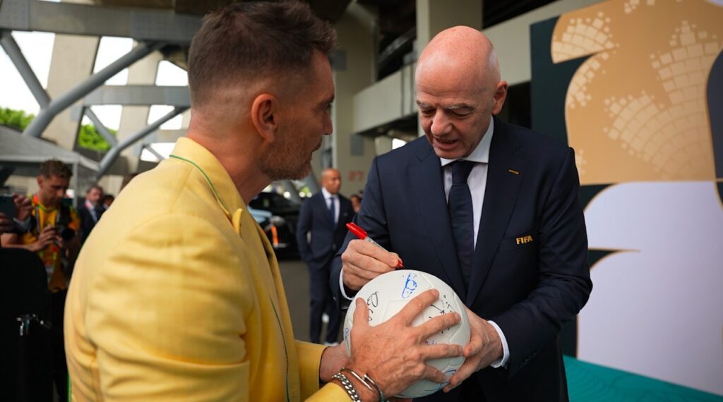 Julián Gil entrega estampita de Virgen de Guadalupe a Infantino en inauguración del Mundial