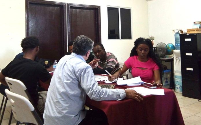 Capacitan a jóvenes migrantes para presentar su examen de admisión a la UABC
