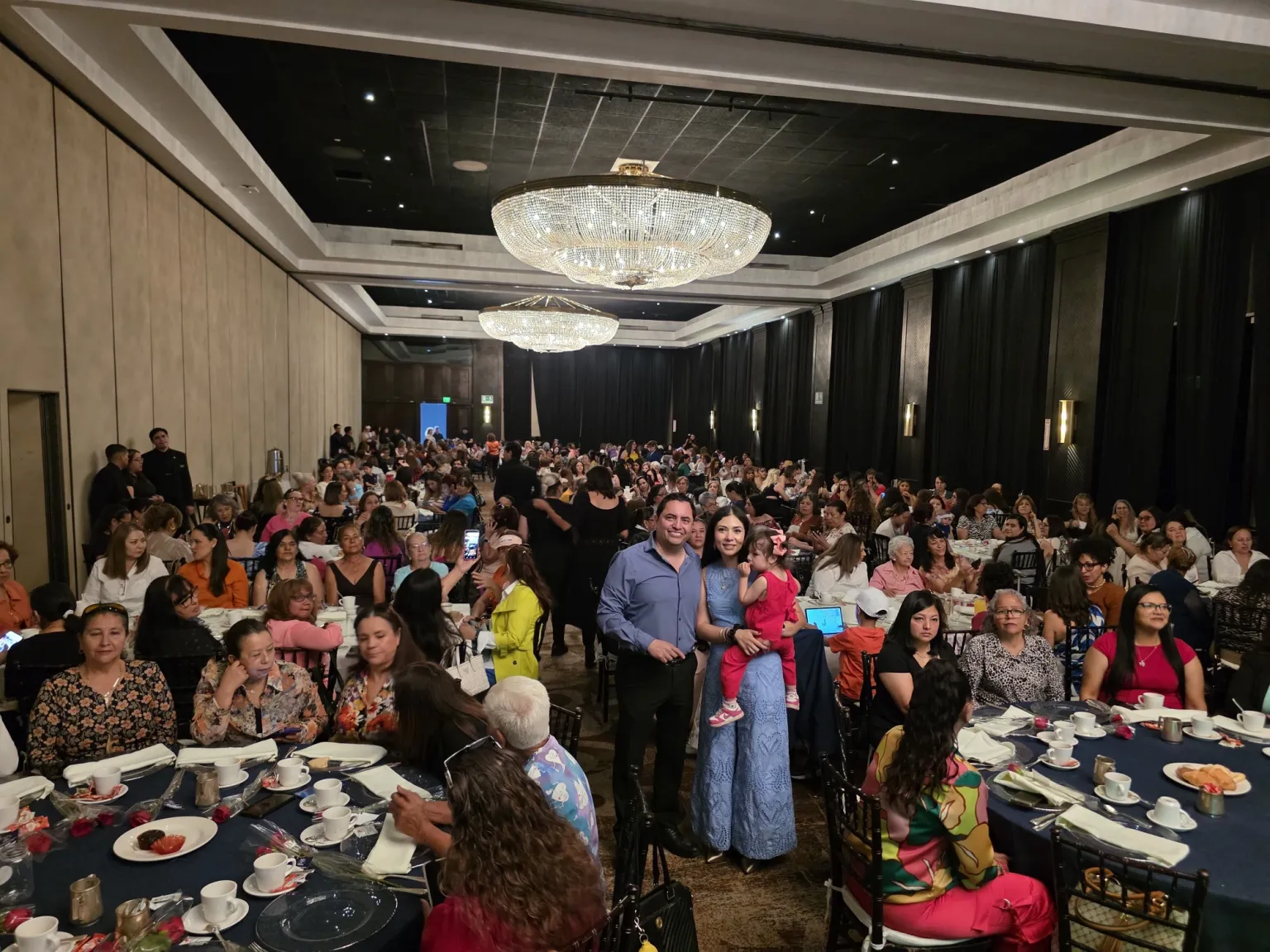 Alan Falomir reúne a más de 800 madres en emotiva celebración por el Día de las Madres
