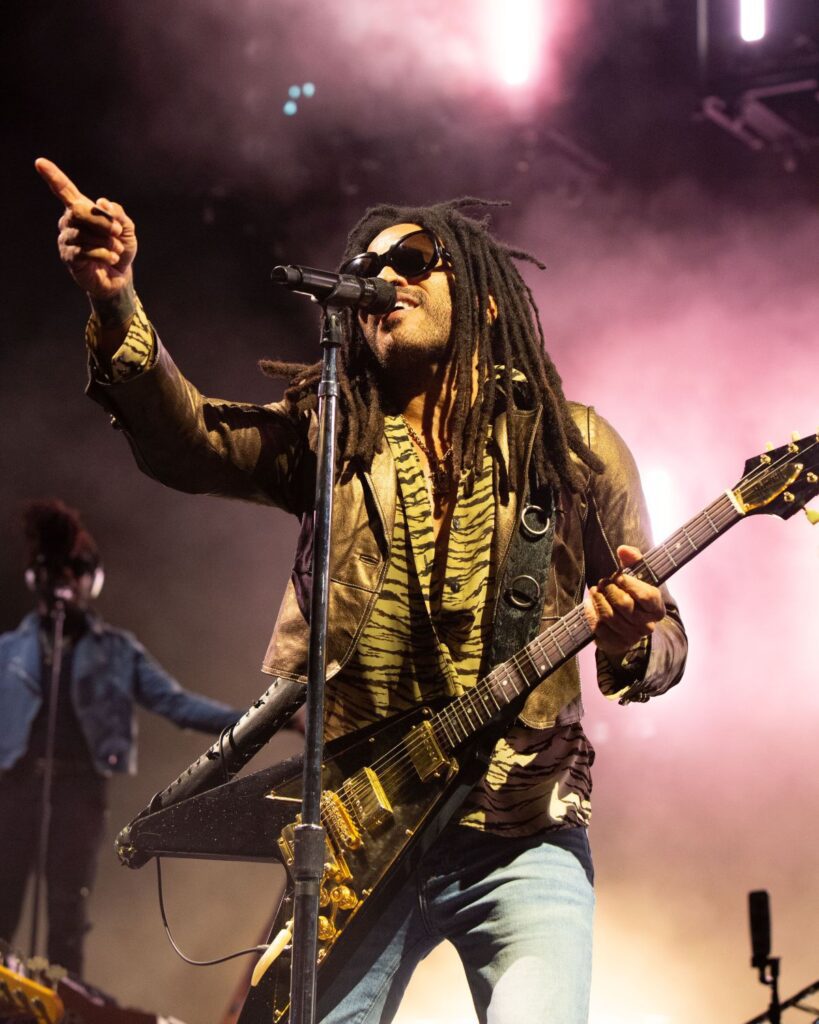 Lenny Kravitz se une a Starlite y firma su retrato para la gala benéfica