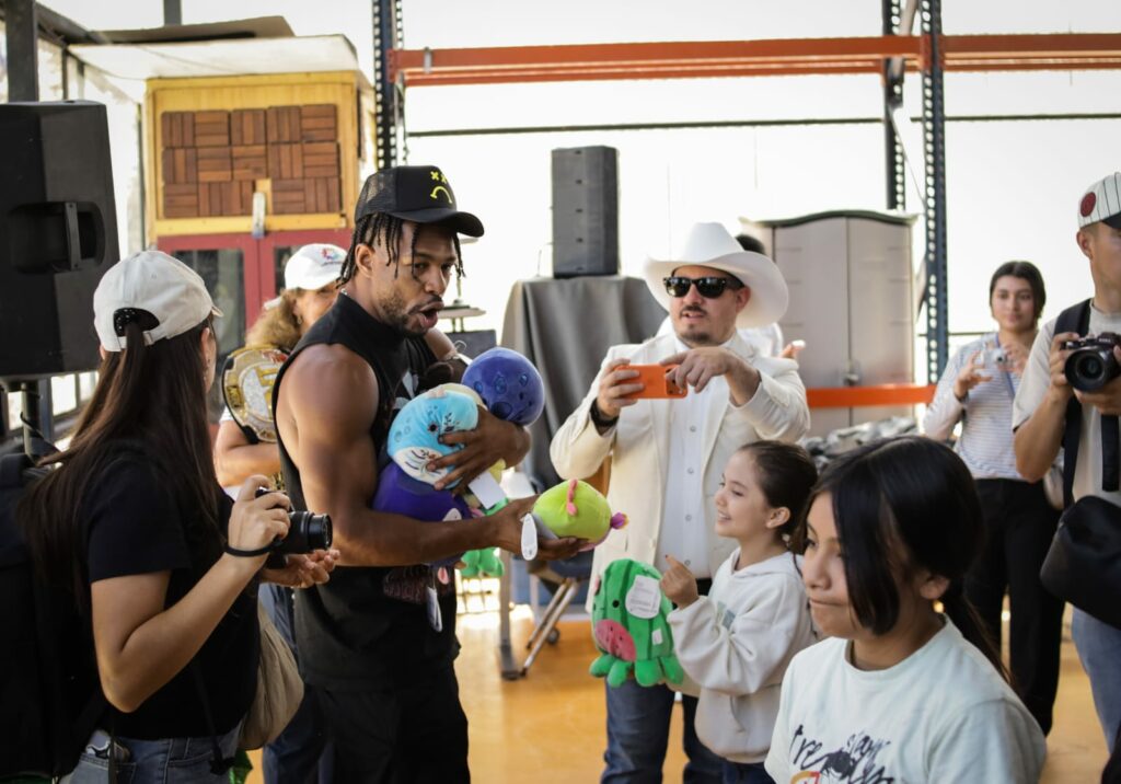 Luchadores conviven con niños migrantes en albergue Embajadores de Jesús
