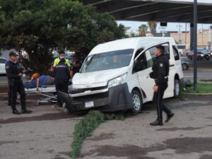 FUERTE CHOQUE ENTRE AMBULANCIA Y TRANSPORTE DE PERSONAL DEJA NUEVE LESIONADOS