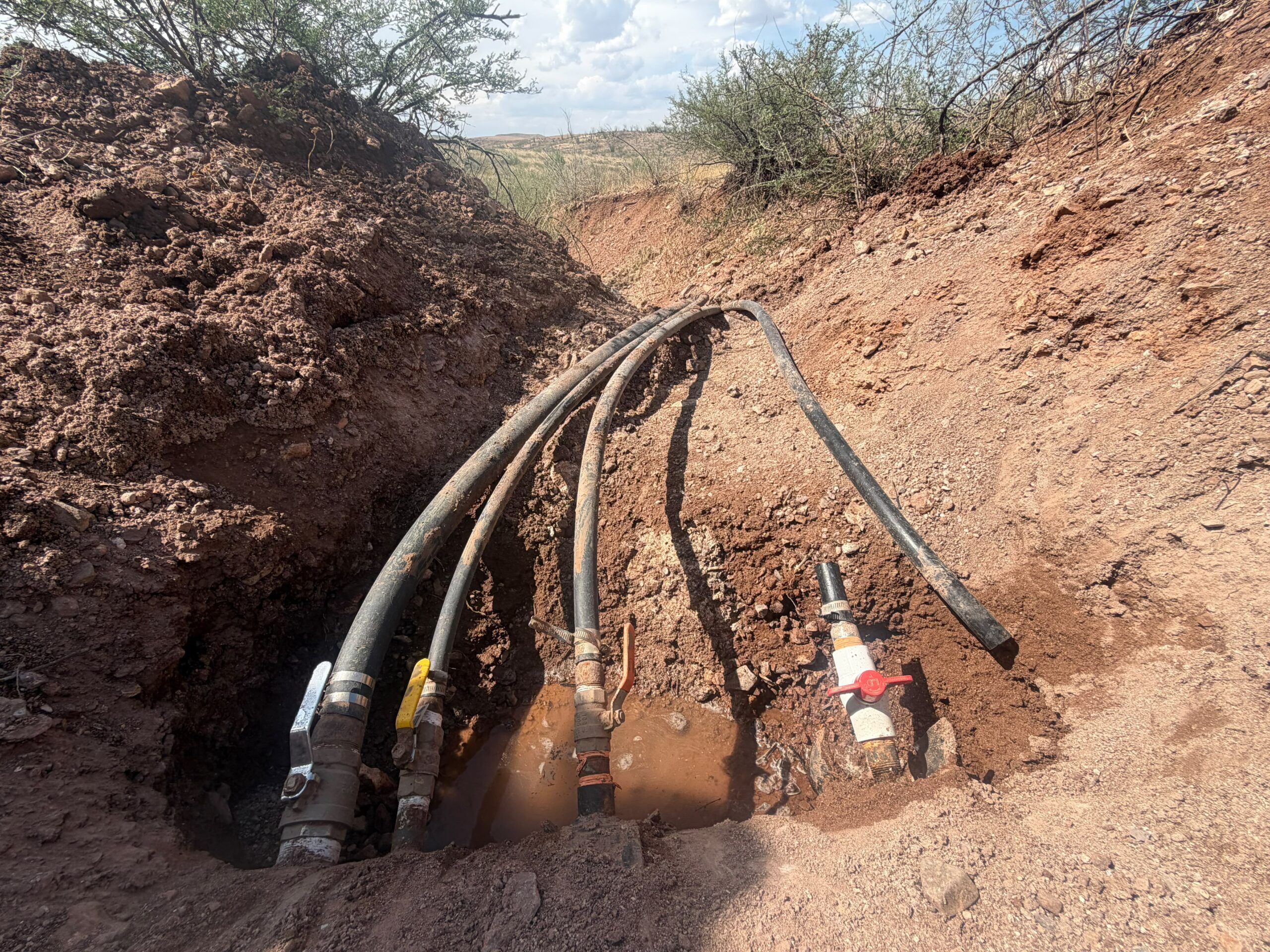 Clausura JMAS Chihuahua tomas clandestinas que robaban 700 mil litros de agua al día en El Fresno
