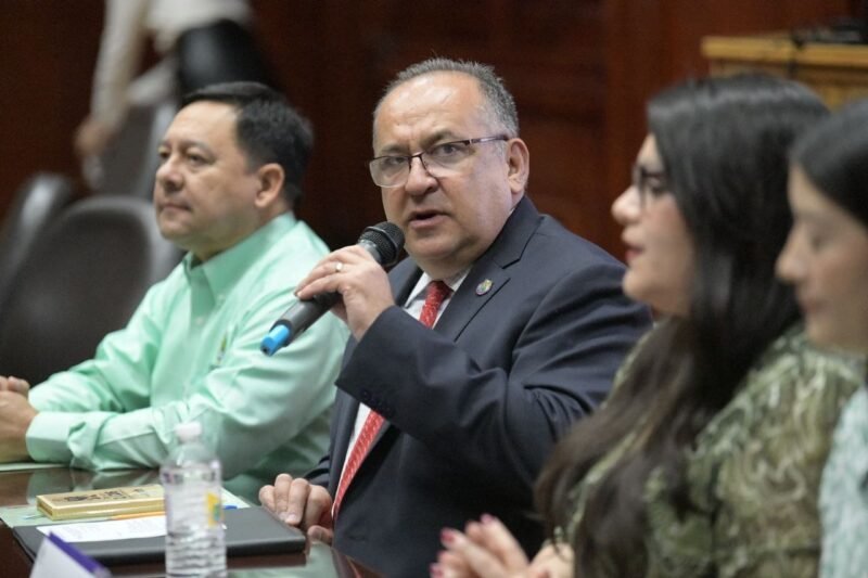 Alumnos de psicología de la UACH protestan por carencia de salones, docentes y respuesta directiva