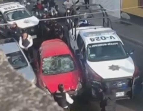 Arrestan en Nezahualcóyotl a presunto prestamista tras balacera, atropellar a un oficial y chocar autos