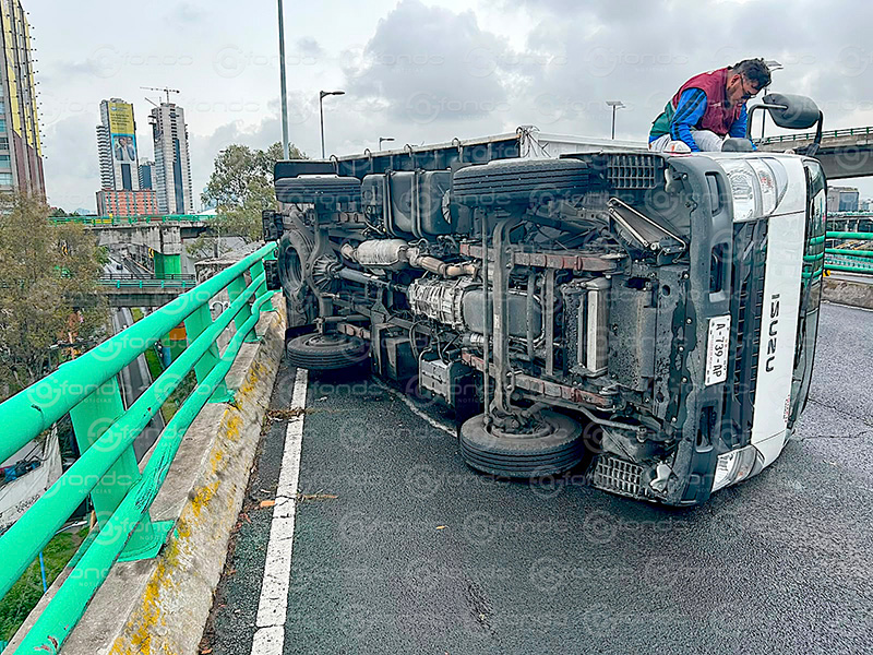 Colapso vial en la capital tras aparatosa volcadura de vehículo de transporte de personal