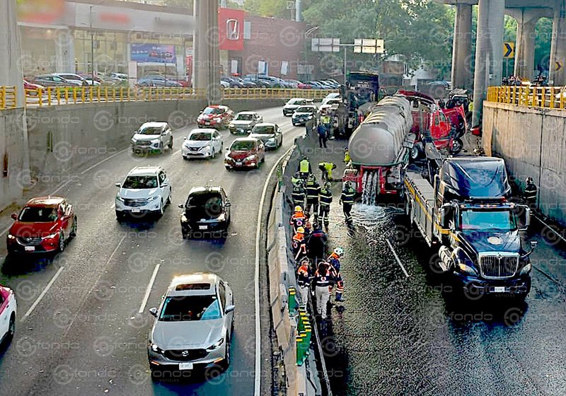 Colapso vial en la Ciudad de México tras aparatosa volcadura de pipa cargada con agua