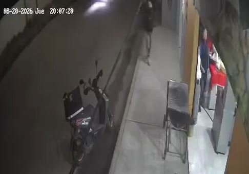 Comerciante frustra atraco a mano armada y expulsa a golpes a delincuente en Tecámac