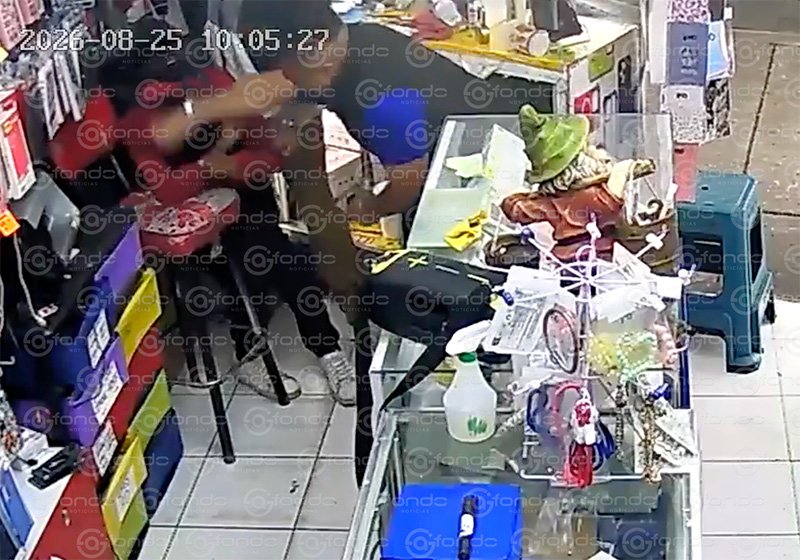 Cometen asalto frustrado: dependientes de comercio detienen y golpean a presunto ladrón de teléfonos