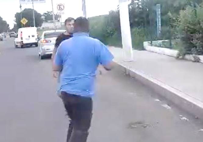 Conductor de transporte público desata percance vial, inicia riña callejera y culmina solicitando tregua en Ecatepec
