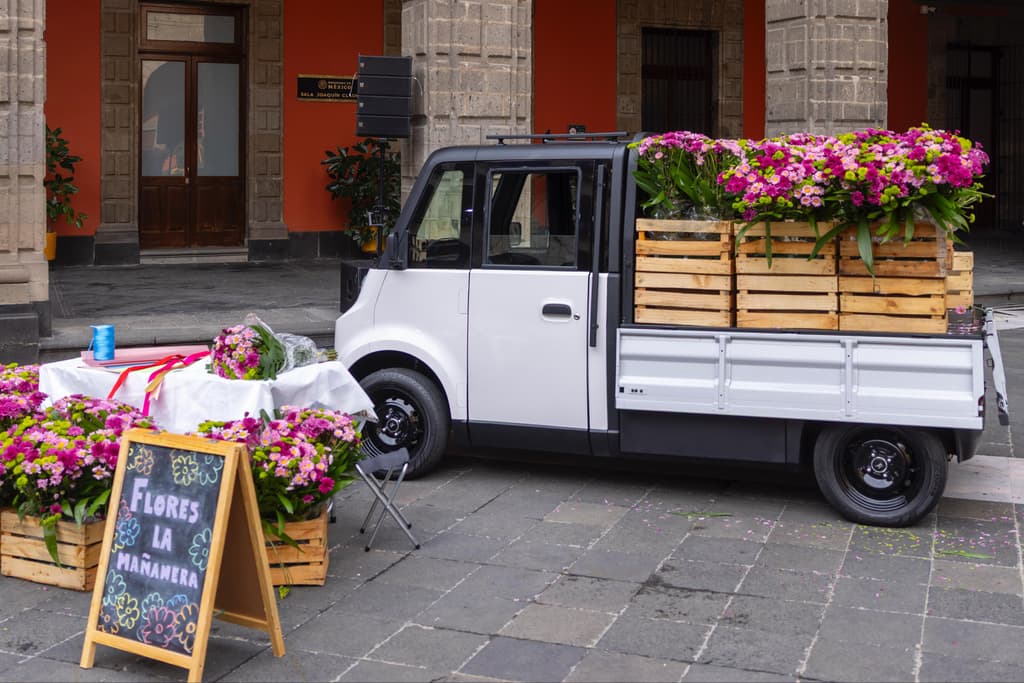 Conoce olinia carga, la camioneta eléctrica hecha en méxico para impulsar el comercio local