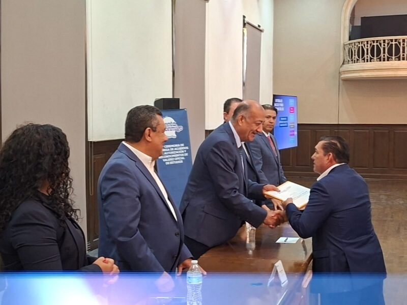Cuarenta y tres planteles educativos privados reciben sus documentos de validez oficial en ceremonia estatal