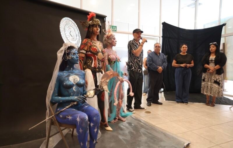 Demostración de pintura corporal en vivo marca el fin de la exposición Crónicas de la Piel