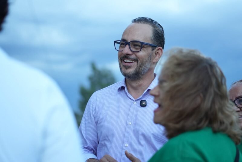 Diputado Jorge Soto entrega equipos de aire acondicionado y planta árboles en la colonia 20 Aniversario