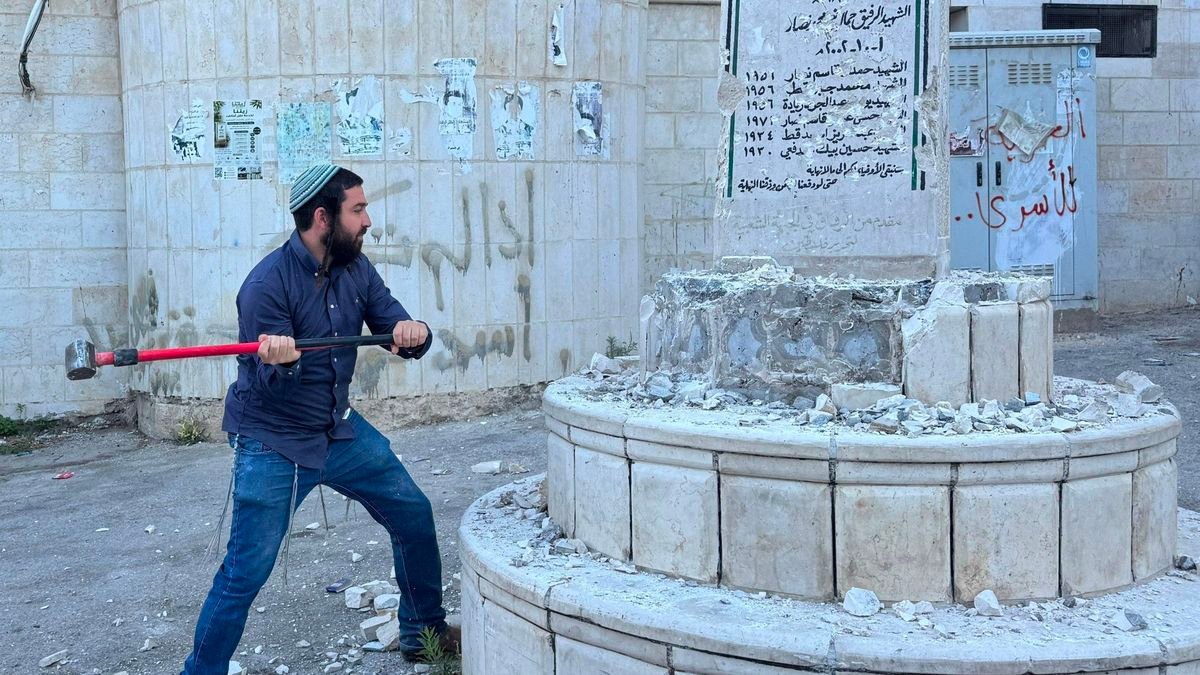 Diputado ultraderechista israelí destruye un monumento en Cisjordania bajo la protección del ejército