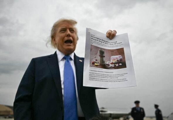 Donald Trump presume de la bajada histórica en farmacéuticos omitiendo que se originó con Joe Biden