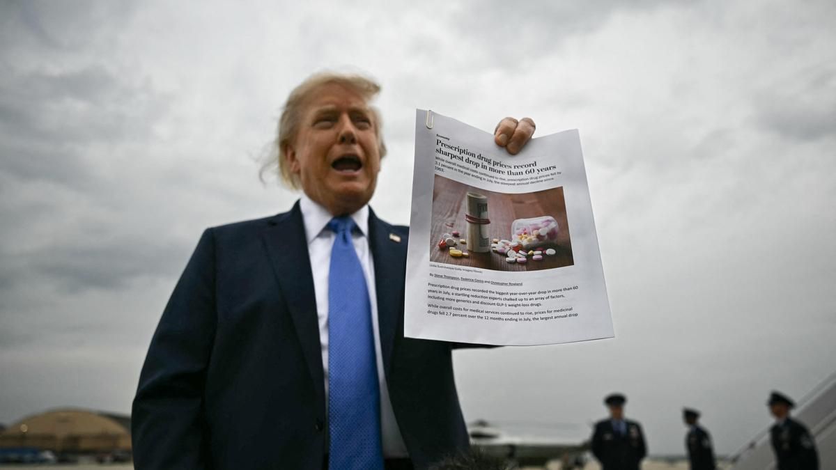 Donald Trump presume de la bajada histórica en farmacéuticos omitiendo que se originó con Joe Biden