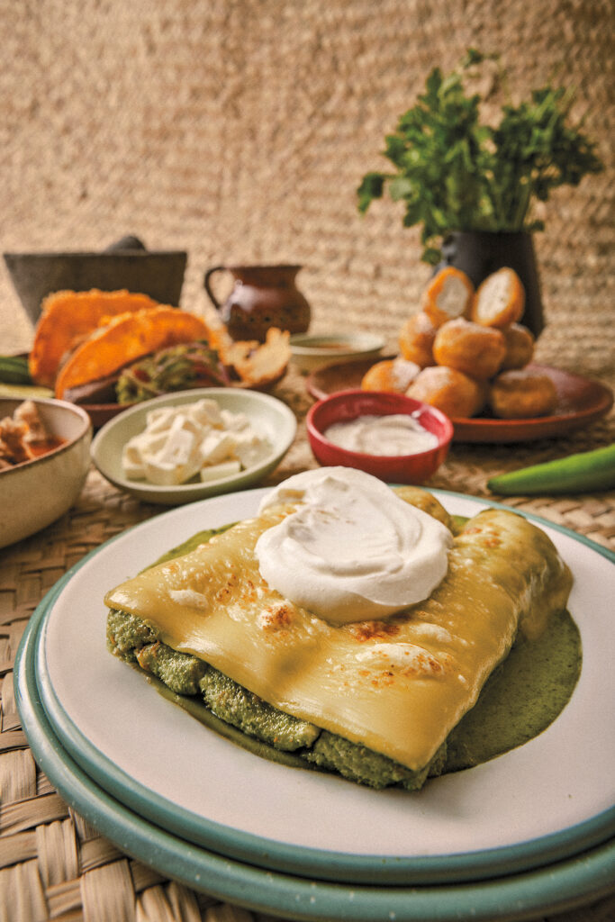 El arte del maximalismo culinario: por qué en México siempre pedimos los tacos con extra de crema y queso