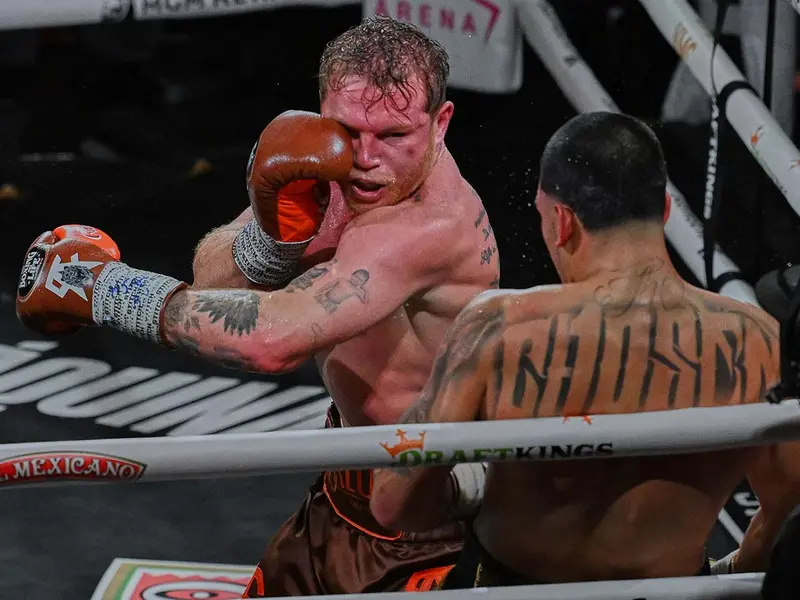 El barbero personal de Canelo Álvarez lleva su devoción al cuadrilátero a la piel con un inusual tatuaje