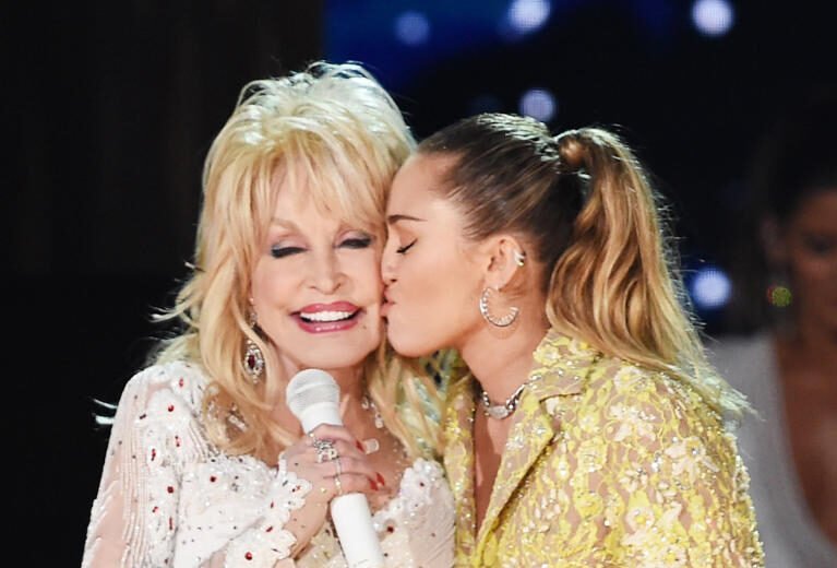 El conmovedor adiós de Miley Cyrus a Dolly Parton tras su partida: “Tengo un ángel a mi lado”