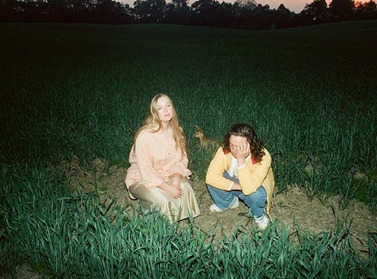 Entre la nostalgia y el crecimiento: conversamos con el dúo canadiense Babygirl sobre su trayectoria musical