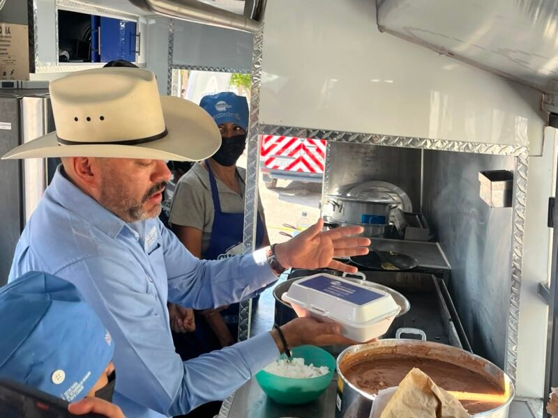 Entregan miles de desayunos y despensas a comunidades vulnerables mediante la gira estatal