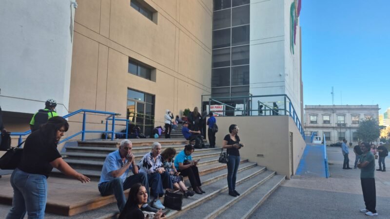 Estudiantes normalistas bloquean instalaciones del edificio Héroes de Revolución en demanda de plazas laborales