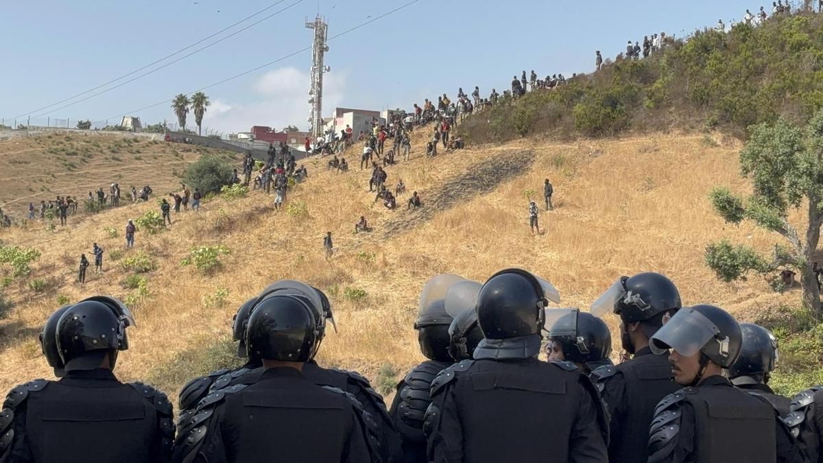 Fuerzas marroquíes interceptan a 148 migrantes y detienen a 61 personas en una nueva jornada de tensión en Castillejos