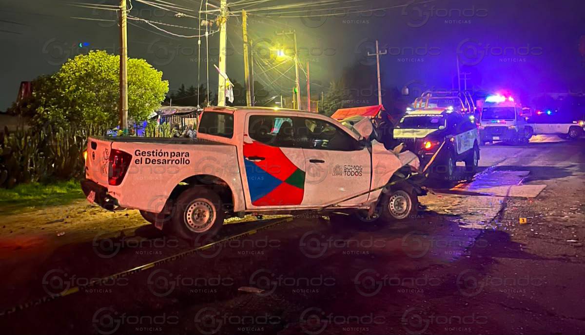 Funcionario municipal pierde la vida tras impactar camioneta oficial contra autobús en Lerma