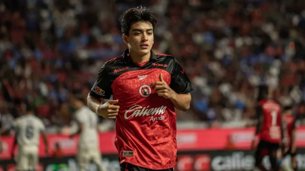 Gilberto mora encabeza la victoria de tijuana sobre pumas con doblete desde los once pasos