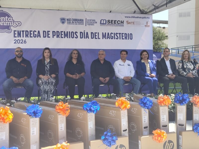 Gobierno y SNTE entregan automóviles y equipos tecnológicos a docentes destacados en Chihuahua