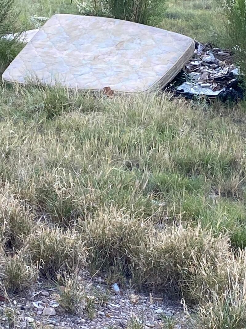Habitantes exigen intervención urgente ante grave abandono y acumulamiento de desechos en terreno de Coesvi