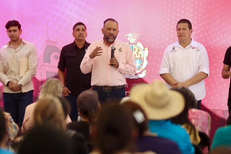Héctor Ortiz concluye gira rural en Samalayuca con entrega de obras y apoyos alimentarios
